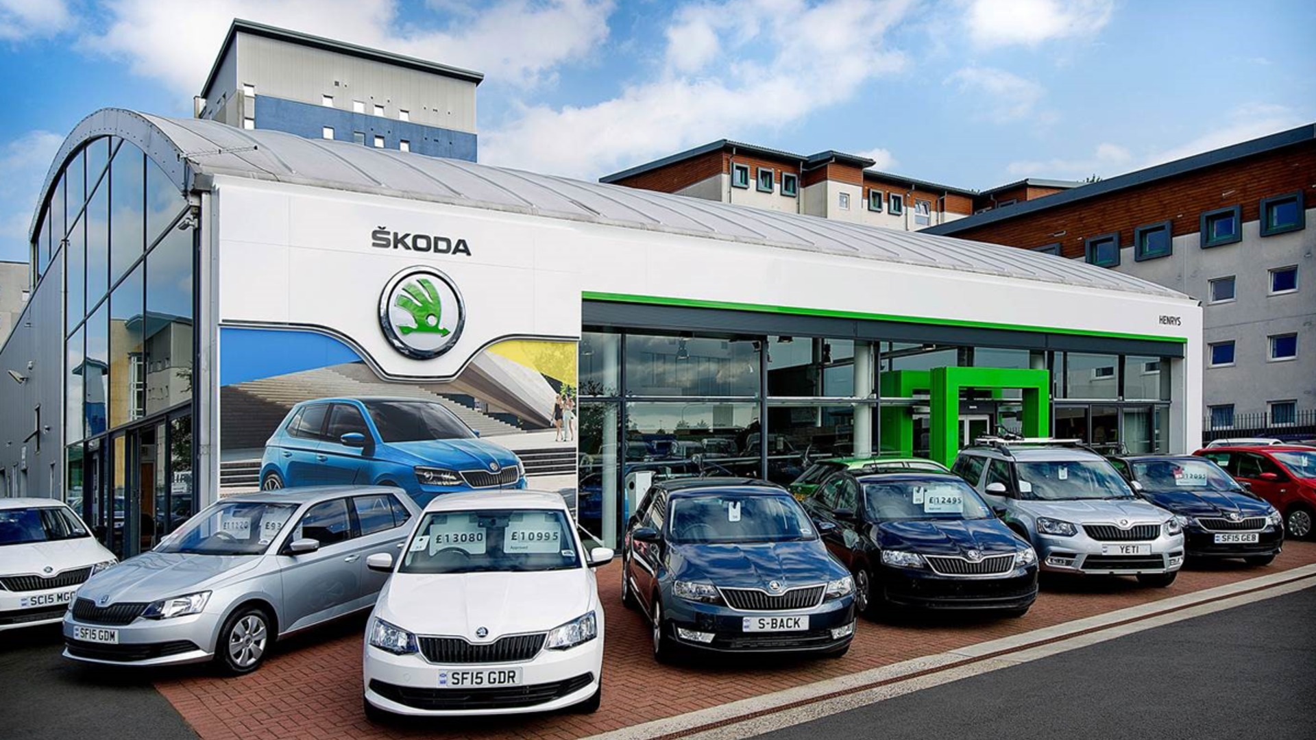 Шкода люкс. Чешский завод шкода. Шкода каширка. Шкода рапид суперб. Шкода рапид хэтчбек 2020.